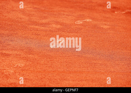 Detail mit Sport Schuh Fußabdrücke auf ein Tennis-Sandplatz Stockfoto