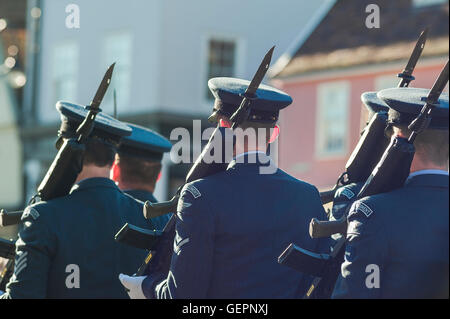 Militärmarsch, Blick auf Soldaten der britischen Luftwaffe, die mit Gewehren in einer Sonntagsparade zur Erinnerung marschieren in Bury St Edmunds, Suffolk, England, Großbritannien. Stockfoto