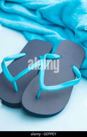 Blauen Flip Flops mit Handtuch. Stockfoto