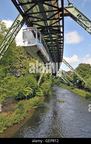 Geographie / Reisen, Deutschland, Nordrhein-Westfalen, Wuppertal, Schwebebahn über der Wupper Stockfoto