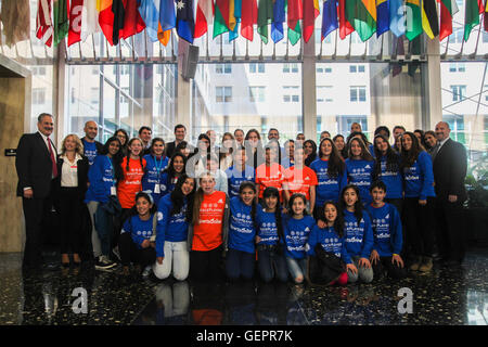 Assistant Secretary Ryan posiert für ein Foto mit israelischen und palästinensischen PeacePlayers in Washington Stockfoto