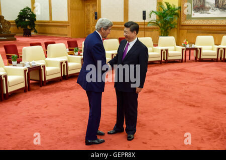 Der chinesische Präsident Xi schüttelt Hände mit Außenminister Kerry vor ihrer bilateralen Treffen zwischen den USA und China strategischen und wirtschaftlichen Dialog in Peking Stockfoto