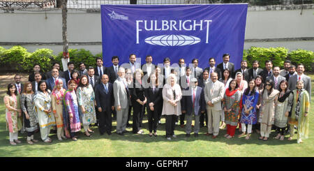 In Islamabad, Assistant Secretary Ryan posiert für ein Foto mit Vertretern der US-Educational Foundation in Pakistan Stockfoto