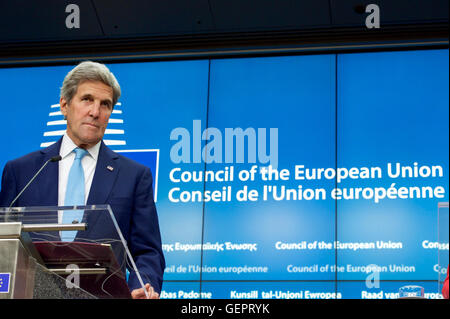 Secretary Kerry Adressen Reporter während der Pressekonferenz mit hoher Vertreter der Europäischen Union für auswärtige Angelegenheiten Stockfoto