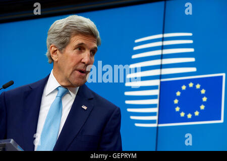 Secretary Kerry Adressen Reporter während der Pressekonferenz mit hoher Vertreter der Europäischen Union für auswärtige Angelegenheiten Stockfoto