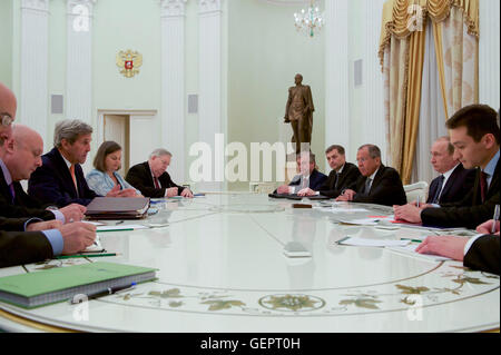 Secretary Kerry befasst sich der russische Präsident Vladimir Putin Stockfoto