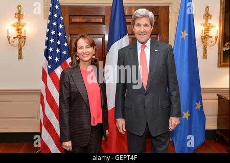 Secretary Kerry und französischer Minister für Umwelt, Energie und Royal Marine Affairs posieren für ein Foto vor ihrem Treffen in Washington Stockfoto