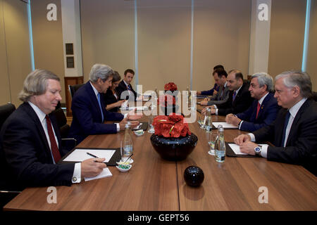 Secretary Kerry und seine Delegation sitzen gegenüber armenischen Präsidenten Sargsyan und ihre Gegenstücke auf im Nationalstadion in Warschau Stockfoto