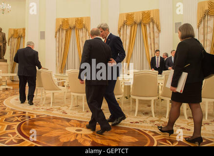 Secretary Kerry Chats mit Russlands Präsident Putin vor ihrem bilateralen Treffen auf Syrien und Ukraine in Moskau konzentriert Stockfoto