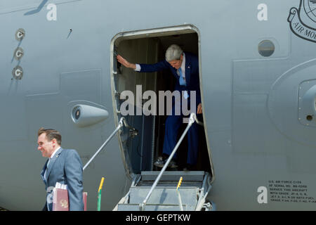 Secretary Kerry steigt aus einem c-17 Flugzeug bei der Ankunft in Bagdad Stockfoto