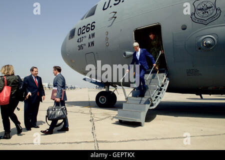 Secretary Kerry steigt aus einem c-17 Flugzeug bei der Ankunft in Bagdad Stockfoto