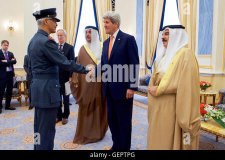 Secretary Kerry Greets Mitglieder der bahrainischen Regierung vor eine einladende Rezeption und bilateralen Treffen mit König Hamad bin Isa al-Khalifa in Manama Stockfoto