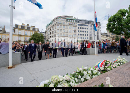 Secretary Kerry legt Blumen am Denkmal des Gedenkens in Luxemburg-Stadt Stockfoto