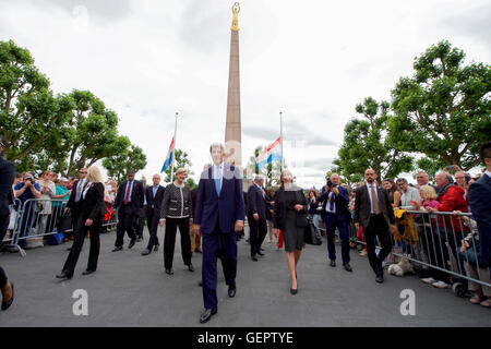 Secretary Kerry legt Blumen am Denkmal des Gedenkens in Luxemburg-Stadt Stockfoto