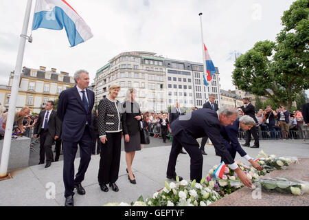 Secretary Kerry legt Blumen am Denkmal des Gedenkens in Luxemburg-Stadt Stockfoto