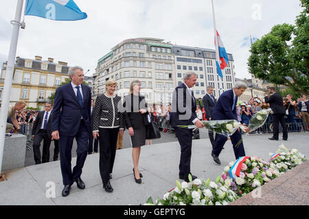 Secretary Kerry legt Blumen am Denkmal des Gedenkens in Luxemburg-Stadt Stockfoto