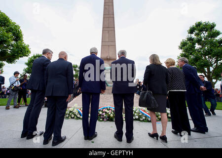 Secretary Kerry legt Blumen am Denkmal des Gedenkens in Luxemburg-Stadt Stockfoto