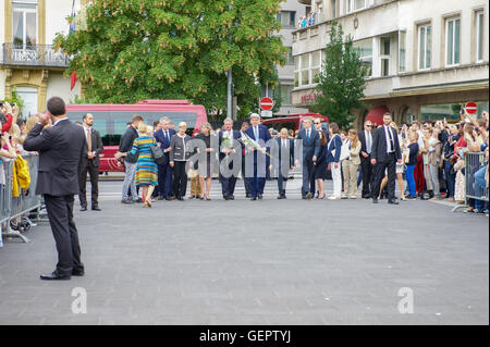 Secretary Kerry legt Blumen am Denkmal des Gedenkens in Luxemburg-Stadt Stockfoto