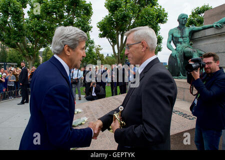 Secretary Kerry legt Blumen am Denkmal des Gedenkens in Luxemburg-Stadt Stockfoto