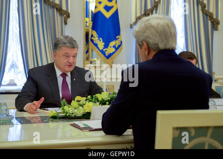 Secretary Kerry Plays als ukrainische Präsident Poroschenko macht Eröffnungsrede bei der Presidential Meeting-Raum in der Bankova in Kiew Stockfoto