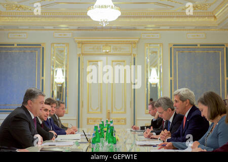 Secretary Kerry Plays als ukrainische Präsident Poroschenko macht Eröffnungsrede bei der Presidential Meeting-Raum in der Bankova in Kiew Stockfoto