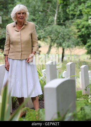 Die Herzogin von Cornwall sieht Commonwealth-Kriegsgräber während eines Besuchs in St.-Nikolaus Kirche in Brockenhurst. Stockfoto