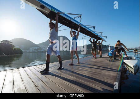 RIO DE JANEIRO - 22. März 2016: Nach dem Training, brasilianischer Ruderer tragen ihr Boot zurück zum Clubhaus in Lagoa. Stockfoto