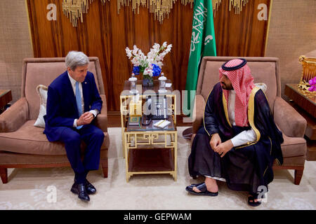 Secretary Kerry trifft sich mit saudischen stellvertretender Kronprinz Mohammad bin Salman Al Saud in Riad Stockfoto