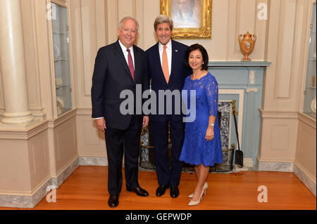 Secretary Kerry posiert für ein Foto mit Botschafter Shannon und Frau Shannon vor der Vereidigung des Botschafters als der neue Staatssekretär für politische Angelegenheiten Stockfoto