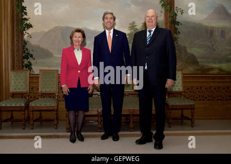 Secretary Kerry posiert für ein Foto mit König Harald und Königin Sonja von Norwegen im königlichen Palast in Oslo Stockfoto