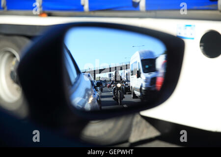 Schwerlastverkehr auf der M25, gesehen in einem Flügel Spiegel in Kent, England, UK Stockfoto