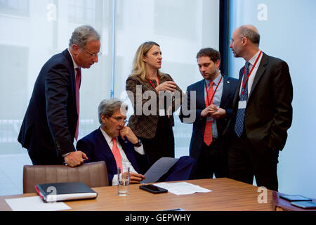 Secretary Kerry liest ein Dokument wie trifft er mit spezieller Abgesandter für israelisch-palästinensischen Verhandlungen Frank Lowenstein Stockfoto