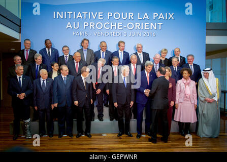 Secretary Kerry schüttelt Hände mit dem französischen Präsidenten Francois Hollande Stockfoto