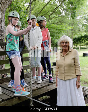 Die Herzogin von Cornwall trifft junge Kinder bei einem Besuch in das Dorf Mohn Pod, das Service-Personal und ihre Familien Urlaub Unterkünfte und Einrichtungen an der Fliese Scheune Outdoor Centre in Brockenhurst bietet. Stockfoto