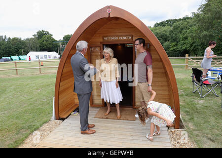 Die Herzogin von Cornwall trifft Familienmitglieder des Servicepersonals bei einem Besuch in das Dorf Mohn Pod, das Service-Personal und ihre Familien Urlaub Unterkünfte und Einrichtungen an der Fliese Scheune Outdoor Centre in Brockenhurst bietet. Stockfoto