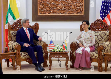 Secretary Kerry sitzt mit Myanmar Außenminister San Suu Kyi vor einem bilateralen Treffen in Naypyitaw Stockfoto