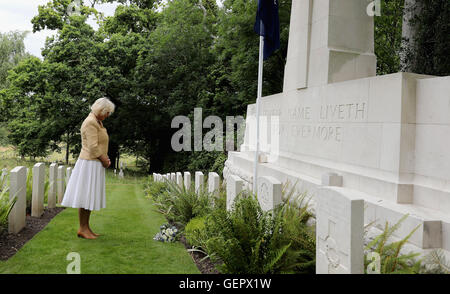Die Herzogin von Cornwall sieht Commonwealth-Kriegsgräber während eines Besuchs in St.-Nikolaus Kirche in Brockenhurst. Stockfoto