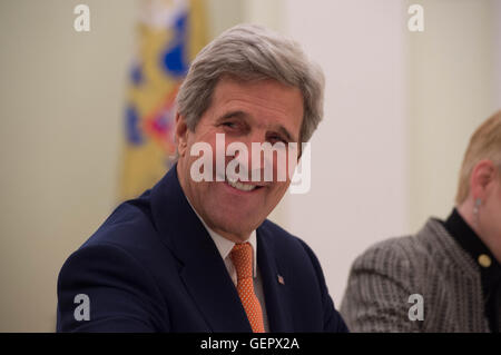 Secretary Kerry Lächeln als der russische Präsident Putin macht einen Witz bei ihrem Treffen in Moskau Stockfoto