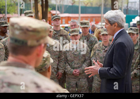 Secretary Kerry spricht Truppen im Camp entschlossene Unterstützung-Hauptquartier in kabul Stockfoto