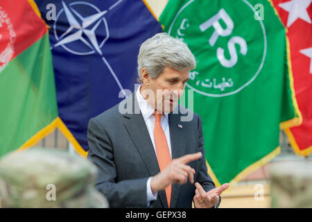 Secretary Kerry spricht mit Truppen Camp entschiedene Unterstützung im Hauptquartier in Kabul Stockfoto