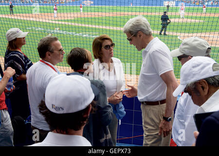 Secretary Kerry spricht mit US House Minority Leader Pelosi im Estadio Latinoamericano in Havanna, Kuba Stockfoto