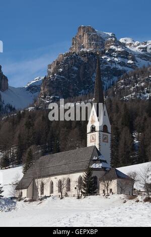 Geographie / Reisen, Italien, Südtirol, Dolomiten, Gadertal (Val Badia, Gader Tal), Abtei (Badia), La Villa, Stern, Kirche vor die Sellagruppe Stockfoto