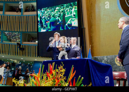 Secretary Kerry, mit seiner Enkelin Gebote Adieu nach Unterzeichnung COP21 Klimaschutzabkommen am Earth Day in New York Stockfoto