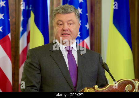 Der ukrainische Präsident Poroschenko Adressen Reportern auf einer Pressekonferenz mit Außenminister Kerry am Bankova in Kiew Stockfoto