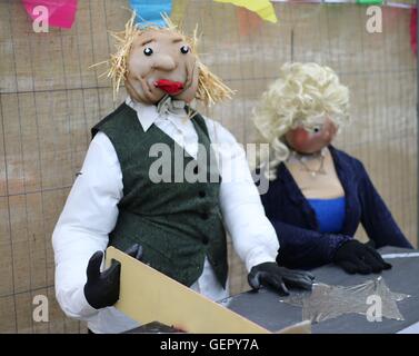 Magier Paul Daniels und Frau Debbie McGee am Durrow Scarecrow Festival, das alljährlich in Durrow, Co. Laois, Irland stattfindet. Stockfoto