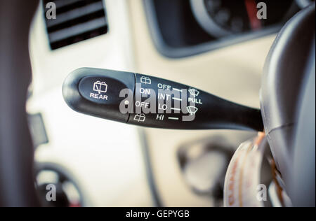 Auto Innenraum Detail. Scheibenwischer-Kontrolle Stockfoto