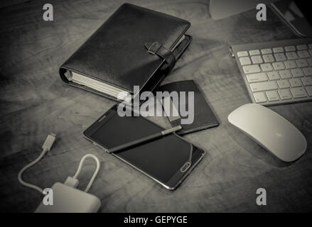 Bürotisch mit smart Handy, Computer und Organisator und Computer-Maus. Tastatur Stockfoto