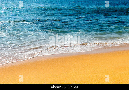 Weiche Welle des Meeres am Sandstrand Stockfoto