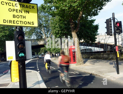 Victoria Embankment Zyklus Superhighway, London Stockfoto