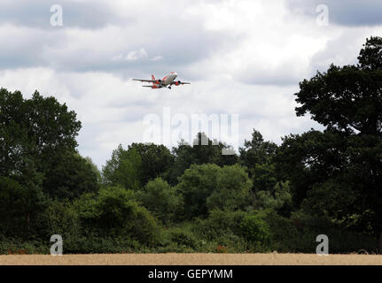 Eine EasyJet Airbus A319 Registrierung G-EZFB, startet vom Flughafen Gatwick in Crawley, West Sussex. Stockfoto